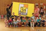 ah1b9370: Kolínská "Trojka" má novou vlajku, slavnostního představení se účastnila celá škola