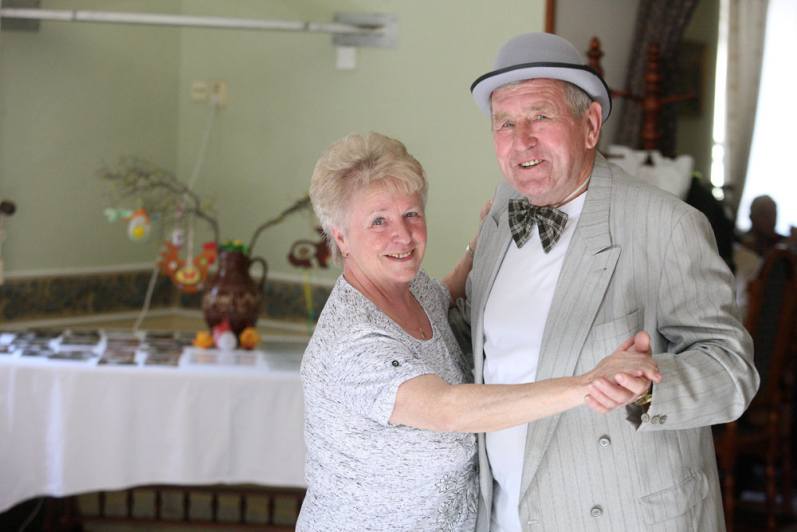 Foto: Tančili na „Povelikonoční“ Kavárničce pro seniory a zdravotně postižené