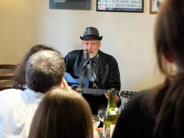 Foto, video: V Blues Café zahrál nositel ceny „Grammy“ David Evans