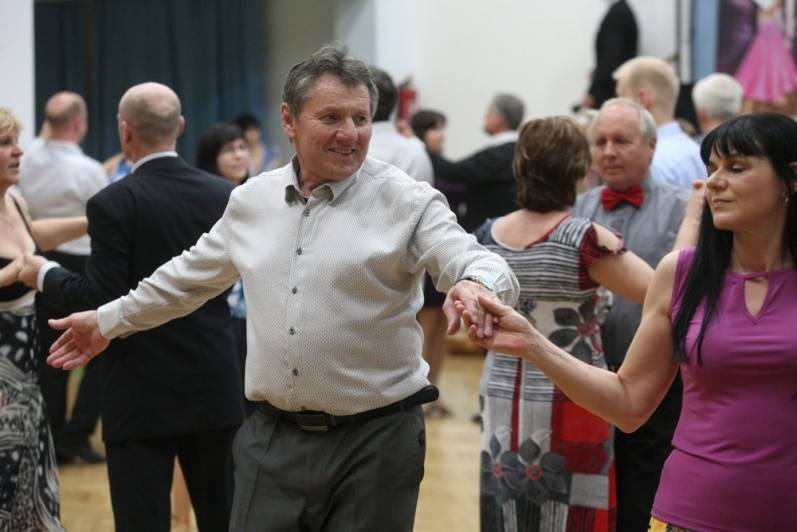 Foto: Na hlízovské Tančírně se v pátek sešly páry z tanečních pro dospělé