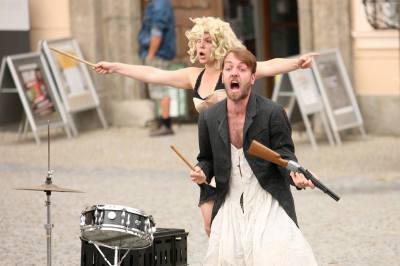 Foto: Divadelní festival Kutná Hora zahájila hra Othello is Black na Palackého náměstí