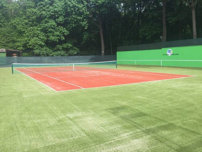 Radnice přispěla kolínským tenistům na nový povrch kurtu