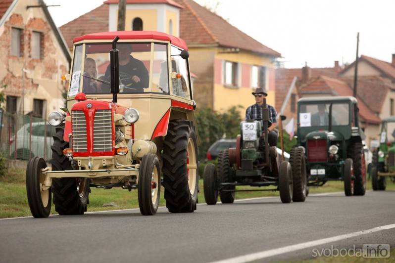 Potřetí se v obci Brambory setkají traktory, frézy a domoviny
