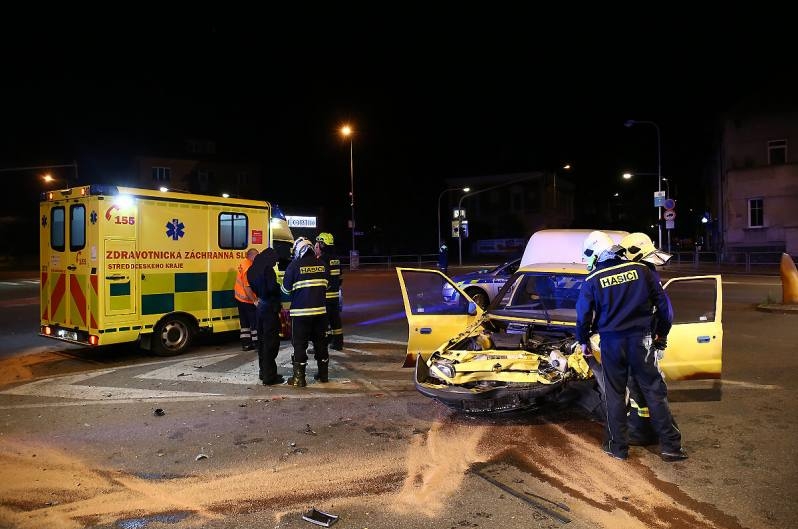 Aktualizováno, foto: Večerní nehoda v centru Kolína si vyžádala zranění