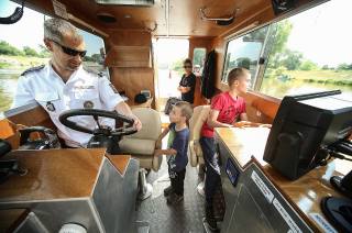 Foto: U Dvou Vorvaňů se děti svezly i policejním člunem!