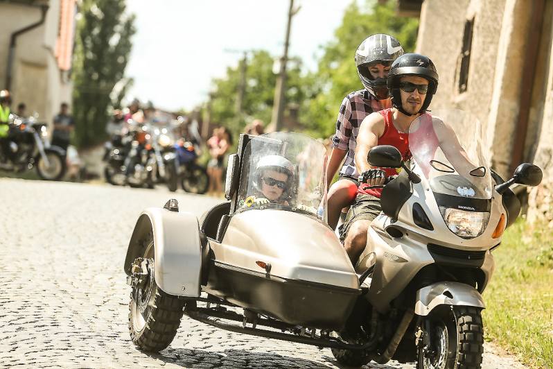 Foto: Motorkáři z Libenic uspořádali charitativní jízdu pro malou Viktorku