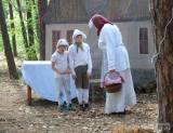 20180603002139_DSCF2846: Foto: Na děti čekala v chlístovickém lese okolo Sionu řada pohádkových postav