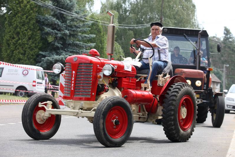 Foto: Třetí traktoriádu v Bramborách zahájila tradiční spanilá jízda