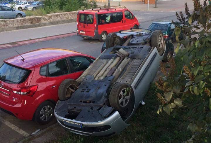 Kuriozní nehoda u Futura: Automobil skončil po sklouznutí z parkoviště na střeše
