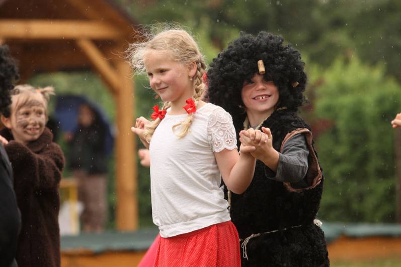 Foto: Předškoláci a školáci se rozloučili na tradiční zahradní slavnosti v Křeseticích