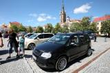 20180630134746_5G6H3190: Foto: Čáslavské náměstí v sobotu zaplavily desítky vozů VW Touran