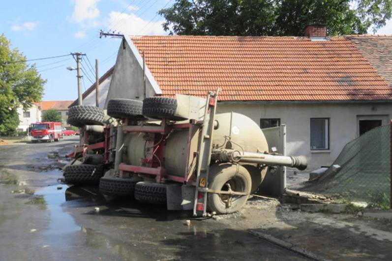 Cisterna v Miskovicích skončila na boku, vyteklo 18 kubických metrů močoviny