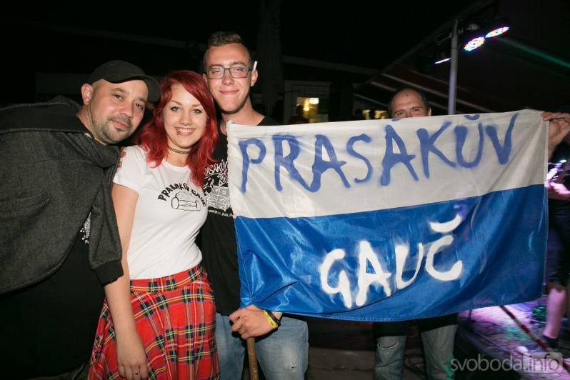 Na světě je druhá deska kapely Prasákův gauč
