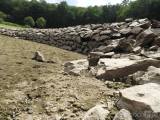 20180730135334_DSCN7005: Foto, video: Kamenná zeď se objevila na dně téměř vyschlé přehrady Pařížov