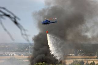 Foto: Do boje s plameny na Karlově hasiči povolali i vrtulník