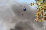 20180812173314_5G6H7489: Foto: Do boje s plameny na Karlově hasiči povolali i vrtulník