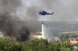 20180812173314_5G6H7499: Foto: Do boje s plameny na Karlově hasiči povolali i vrtulník