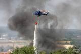 20180812173316_5G6H7508: Foto: Do boje s plameny na Karlově hasiči povolali i vrtulník
