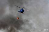 20180812173316_5G6H7520: Foto: Do boje s plameny na Karlově hasiči povolali i vrtulník