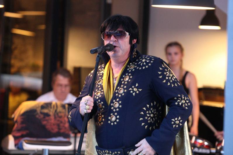 Foto: V Café-Restaurant Benešova 6 si připomněli výročí Elvise Presleyho