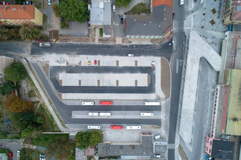 Očima dronu: Parkoviště u autobusového nádraží je těsně před dokončením