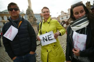 Aktuálně, foto: Předvolební mítink ANO 2011 v Kolíně provázel pískot a protestní transparenty