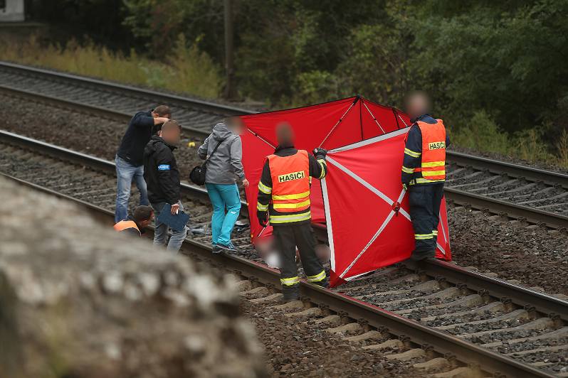 Foto: Muž zemřel u kolínského Tesca pod koly vlaku