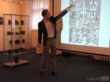 dscn5644: Pavel Soukup si připravil přednášku „Promluvy, plakáty, popěvky a posměšky v mediální kampani doby Husovy“