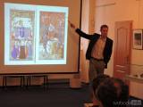 dscn5671: Pavel Soukup si připravil přednášku „Promluvy, plakáty, popěvky a posměšky v mediální kampani doby Husovy“