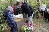 20181027103710_IMG_9791: Žáci ZŠ T. G. Masaryka slavnostně odhalili obnovenou pamětní desku v Jiráskových sadech