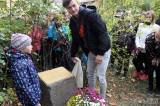 20181027103710_IMG_9792: Žáci ZŠ T. G. Masaryka slavnostně odhalili obnovenou pamětní desku v Jiráskových sadech