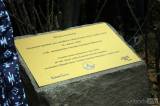 20181027103711_IMG_9794: Žáci ZŠ T. G. Masaryka slavnostně odhalili obnovenou pamětní desku v Jiráskových sadech