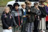 20181027103711_IMG_9796: Žáci ZŠ T. G. Masaryka slavnostně odhalili obnovenou pamětní desku v Jiráskových sadech