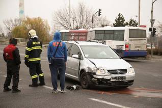 Foto: Provoz u Futura komplikovala nehoda dvou osobních vozů