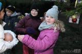 20181130183733_5G6H0162: Foto: V Křeseticích v pátek rozsvítili vánoční strom, zazpívaly děti ze školy