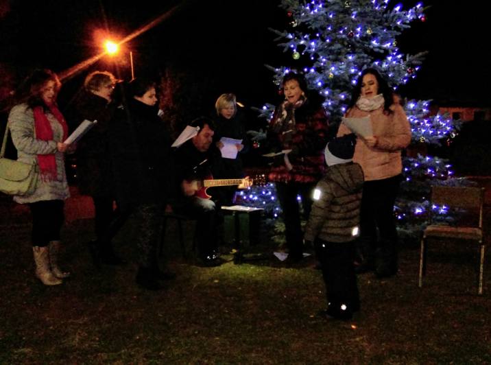Foto: V Bramborách rozsvítili vánoční stromeček, zazpívali si koledy