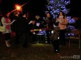 20181202142739_IMAG3221: Foto: V Bramborách rozsvítili vánoční stromeček, zazpívali si koledy