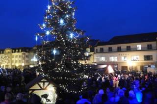 Foto, video: V Čáslavi na náměstí v neděli zazářil vánoční strom