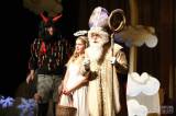 20181205205324_5G6H3125: Foto: V kutnohorském divadle si děti užily pohádku „Mikulášská vánočka“ s tradiční nadílkou