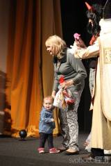 20181205205325_5G6H3160: Foto: V kutnohorském divadle si děti užily pohádku „Mikulášská vánočka“ s tradiční nadílkou