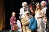 20181205205325_5G6H3194: Foto: V kutnohorském divadle si děti užily pohádku „Mikulášská vánočka“ s tradiční nadílkou