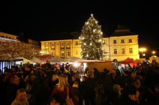 Foto: V Kutné Hoře rozsvítili vánoční strom