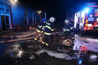 Foto: Při požáru dílny a prodejny motocyklů vznikla škoda 20 milionů korun 