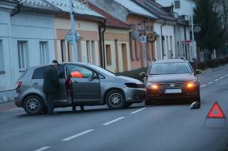 Aktuálně: Dopravu v Kolíně blokuje nehoda dvou vozů