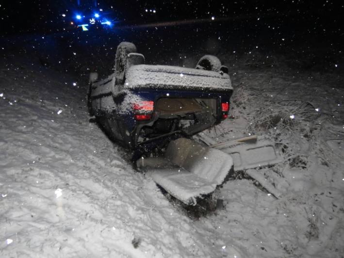 Dopravní nehoda na vrstvě sněhu si vyžádala lehké zranění