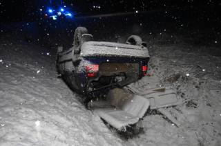 Dopravní nehoda na vrstvě sněhu si vyžádala lehké zranění