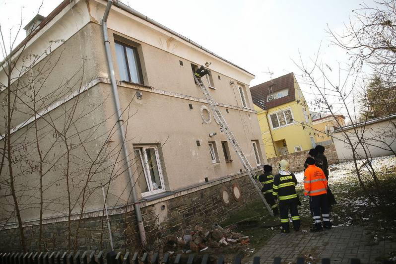 Aktuálně, foto: K nemohoucí ženě se hasiči dostali malým okénkem