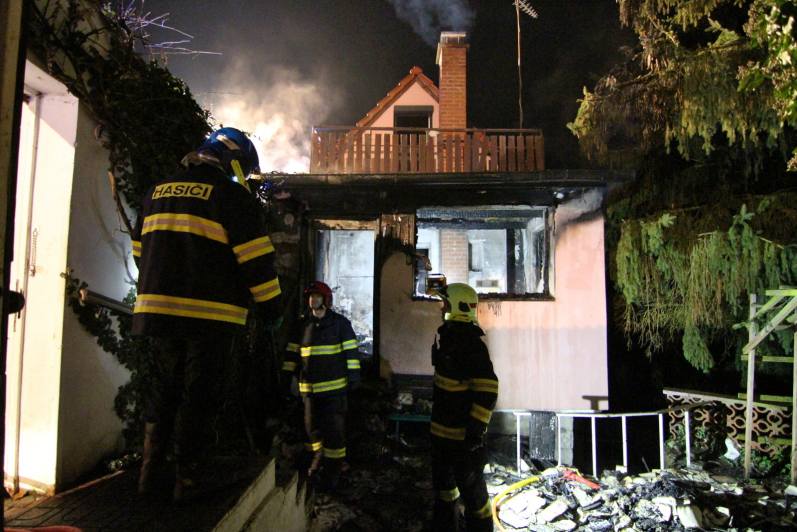 Foto: Požár rodinného domu v Kouřimi nepřežila jeho majitelka