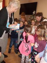 20181218221240_CIMG24195: Seniory v Klubu důchodců na vánoční besídce potěšily děti z MŠ Benešova