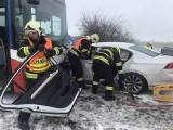 20190103194815_02-002: Video, foto: K nehodě osobního vozidla a autobusu na Kolínsku letěl vrtulník